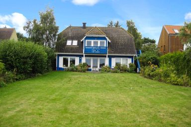 Ferienwohnung mit Balkon, Blick zum Wasser und Garten