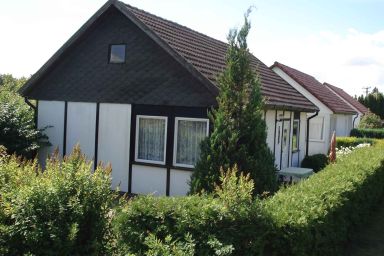 Bungalow mit Terrasse und Garten