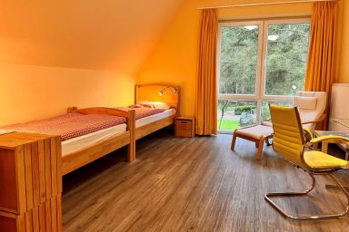 Nordsee-Jugendheim Delphin - 2-Bett-Zimmer mit eigenem Badezimmer im Dachgeschoss