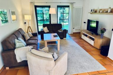 großes Ferienhaus mit Kamin in ruhiger Naturlage auf Rügen