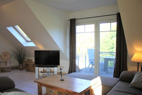Wohnbereich mit Zugang zum Balkon