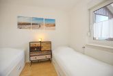 erstes unteres Schlafzimmer mit Einzelbetten
