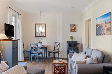 Ulmenschlösschen - Ruhige Ferienwohnung mit großem Westbalkon für zwei - nur 400 m zum Ostseestrand