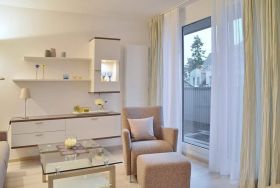 Wohnzimmer mit Couch und Tisch