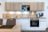KÃ¼chenzeile mit Backofen, GeschirrspÃ¼ler und Mikrowelle