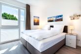 Schlafzimmer mit Boxspringbett (1,80 x 2,00 m) und Fenster