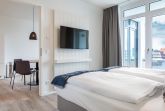 Schlafzimmer mit Zugang zum Wohn-/Essbereich