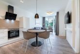 Wohn-/Essbereich mit Sitzgelegenheit und Flatscreen-TV