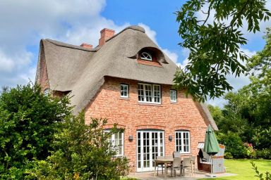 Haus Carstensen Süd - Reetdachhaus für 8 Pers. mit Sauna, Garten, Stellplatz, WLAN, Haustiere erlaubt.
