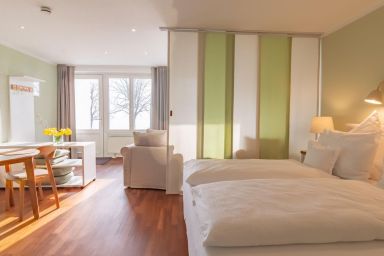 Apparthotel Seehof Appartement 7 - Geräumiges Einraumappartement mit Doppelbett - ebenerdig mit Terrasse und Seeblick
