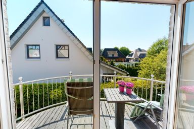 Ferienhaus Sir Henry - Große Ferienwohnung für 6 Personen mit Balkonen und Grill in Strandnähe