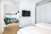 Schlafzimmer mit Kleiderschrank und TV