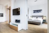 Wohnbereich mit Zugang zum Schlafzimmer