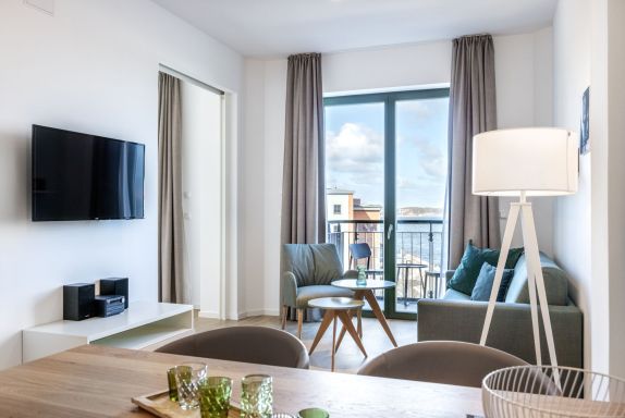 Wohn-/Essbereich mit Sitzgelegenheit und Ausblick