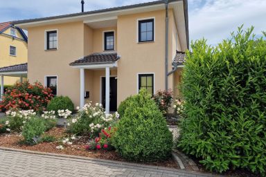 Ferienhaus FH26 - Großzügiges Ferienhaus mit Rosengarten, Terrasse und Nähe zum Sandstrand in Graal-Müritz