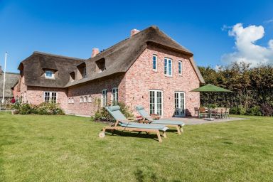 Hummerklippen b - Exklusive Ferienhaushälfte mit Terrasse, Sauna und Gartenblick in Süderende