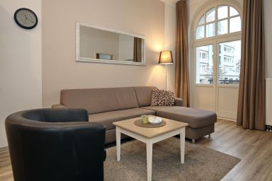 Haus am Park - 2-Zimmer-Wohnung für bis zu 4 Personen + Hund mit Balkon, nur 50 Meter vom Strand entfernt