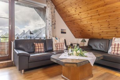 Ferienwohnung 50133 - Wärme und Wohnlichkeit: Die Obergeschosswohnung stellt für 4 bis 5 Personen viel zur Verfügung. Auf dem großen Balkon lassen sich tolle Spieleabende ausrichten.
