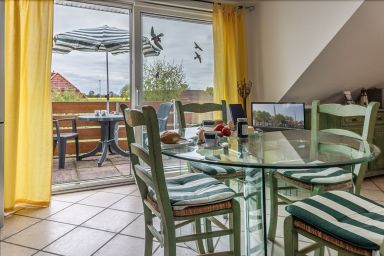 Ferienwohnung 50031 - Abseits vom Trubel der Küstenbadeorte können Sie in dieser freundlichen Oberwohnung herrlich entspannen.Vom ausgiebigen Strandleben sind sie dennoch nur ca. 5 km getrennt.
