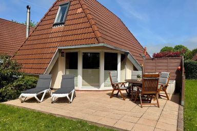 Ferienhaus mit Terrasse, Grill und Garten