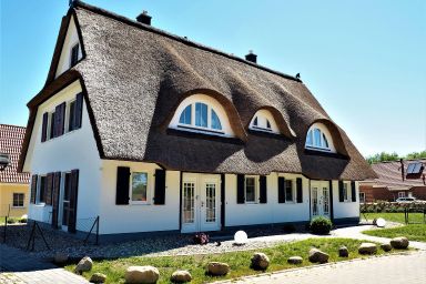 Traumhaft schöne und exklusive Doppelhaushälfte unter Reet, mit Garten, Kaminofen und Sauna an der Ostseeküste