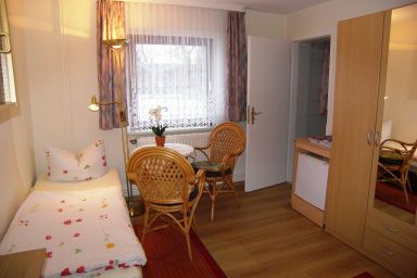 Ferienhaus Alice *10 Gehminuten vom Strand entfernt* - Zi. 1- kleines Ferienzimmer 17m² inkl. WLAN & Parkplatz