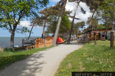 Blaues Strandhaus mit Boot am Salzhaff, 50m zum Strand - Blaues Ferienhaus am Strand (50m)-Ostsee-Salzhaff-Boot