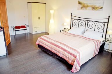 Strandhaus Göhren 100 m bis zum Badestrand! - Ferienappartement 02 mit Terrasse