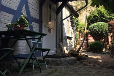 Gohr- Ferienwohnungen - Kleinstes Ferienhaus Stralsunds mit Hochbett und Gartenblick
