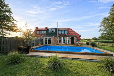 Ferienhaus"Huus an`t Diek" Luxus in Deichnähe mit Pool, Nähe Norddeich