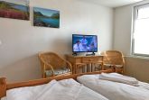Wohn-Schlafzimmer mit Doppelbett