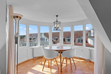 Meeresblick - Tolle Dachgeschoss-Ferienwohnung mit Loggia und Kaminofen - nur 40 m zum Strand!