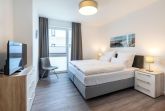 Schlafzimmer "1" mit Boxspringbett (1,80x2,00m) und TV