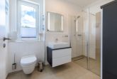 Badezimmer mit Dusche, Waschtisch und WC
