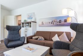 Wohn-/Essbereich mit Doppelschlafcouch und Sessel