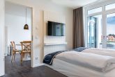 Schlafzimmer mit Zugang zum Wohn-/Essbereich