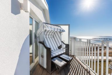 Apartmentanlage Meerblickvilla - Penthouse auf 107 qm über zwei Etagen mit 2 Balkonen, Strandkorb und zwei Bädern