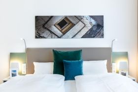 Wohn-/Schlafbereich mit Boxspringbett