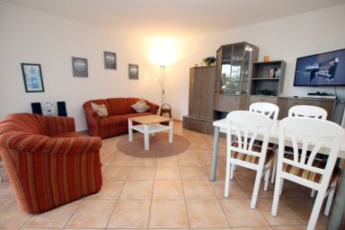 Osterstraße 1, Whg. 1, Haus Flora - Ferienwohnung in Wyk/ Südstrand mit ca. 60m² und 3- Zimmern in der Hochpaterre