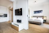 Wohnbereich mit Zugang zum Schlafzimmer