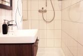 Waschbecken mit Spiegel und Dusche