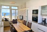 moderne WohnkÃ¼che im Wintergarten mit Ostseeblick