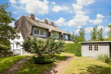 Fienchen - Fienchen - reetgedecktes Haus, schön gestalteter Garten im Südwestteil des Ortes