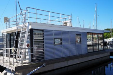 FLOATING 44 in Boltenhagen - Boot 2 - FLOATING 44 in Boltenhagen - festliegendes Hausboot in der Weißen Wiek