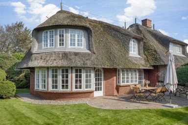 Haus Kliff - Exklusives 5 Sterne Reetdachhaus für 5 Pers. mit Sauna, Kamin, Garten, PKW-Stellplatz.