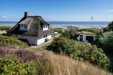 Strandhütte - Reetdachhaus für 4 Pers. mit Sauna, Kamin, Garten, Stellplatz, Haustiere erlaubt.