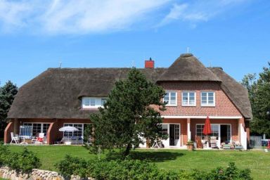 Bredland 11 - Whg. 4 - Ferienwohnung am Meer in Nieblum: Terrasse, Garten & 200 m zum Strand