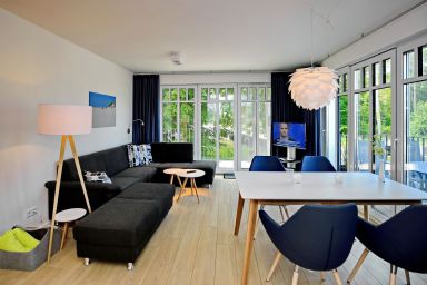Linden-Palais - 3-Zimmer-Wohnung für 4 Personen mit Seeblick, 50 m zum Ostseestrand