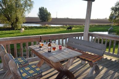 Gemütlich eingerichtetes, aus Holz bestehendes Ferienhaus auf einer Westernranch