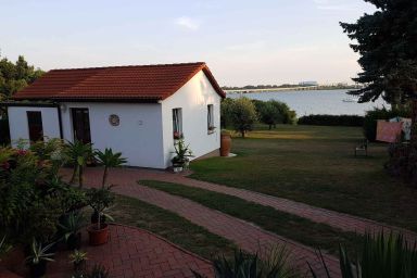 Ferienhaus mit Terrasse direkt am Wasser